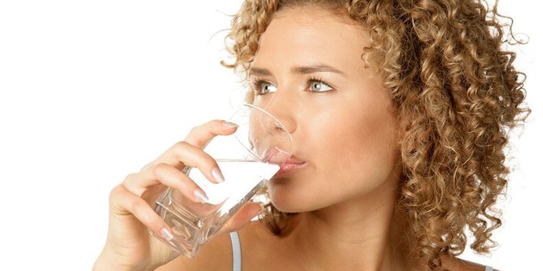 На дијети за пиће морате конзумирати 1, 5 литара пречишћене воде, поред других течности