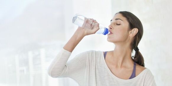 Да бисте брзо изгубили тежину, потребно је да пијете најмање 2 литра воде дневно. 