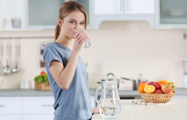 Пијте воду пре оброка да бисте изгубили тежину на лењој дијети